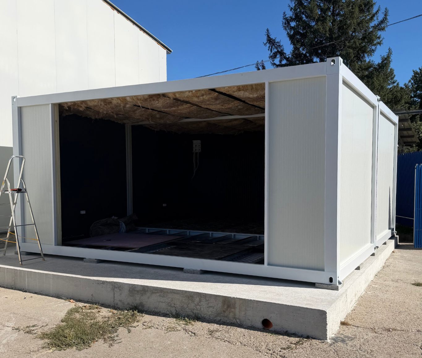 Două module cu izolație din vată minerală în tavan