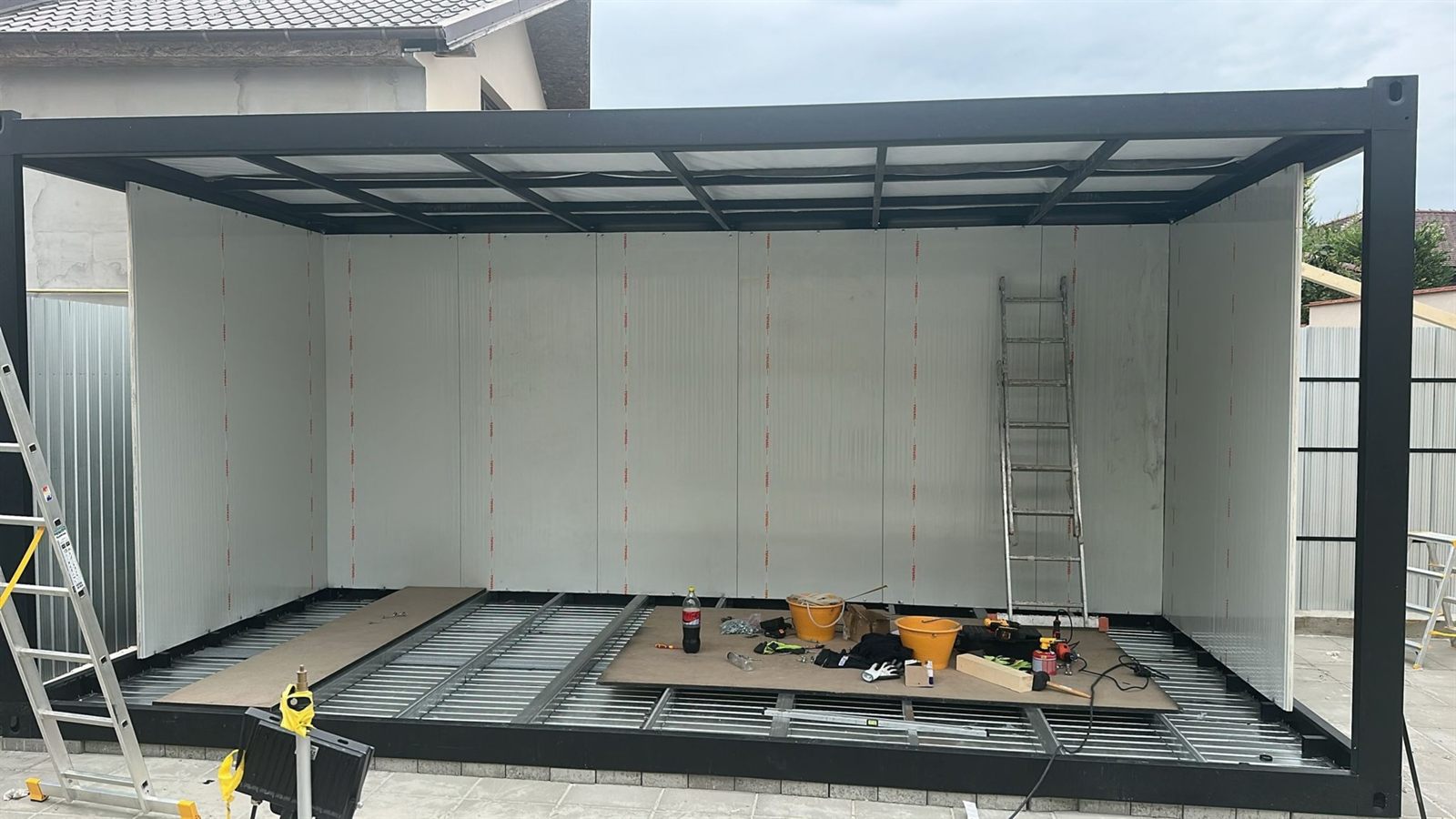 Montaj panouri sandwich pe cadrul metalic modular